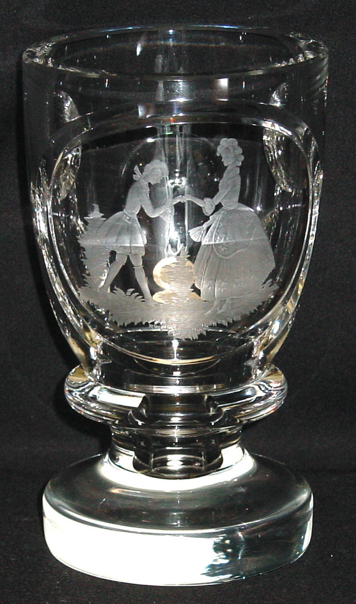 823023 Crystal Glass With Engraved Couple In Cut Circle